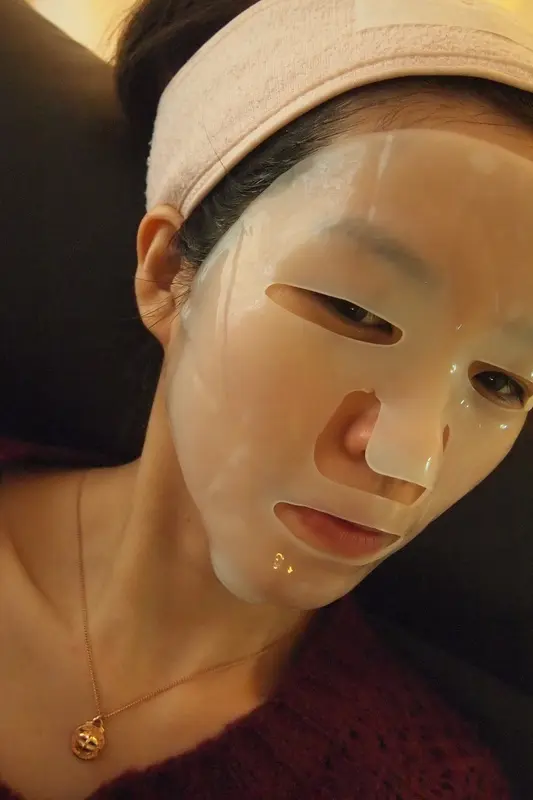 水涵氧&保濕導入術後敷上膠原蛋白面膜