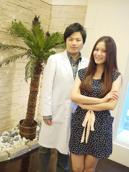 哈尼碧雷射除毛術前與翁子軒醫師合影