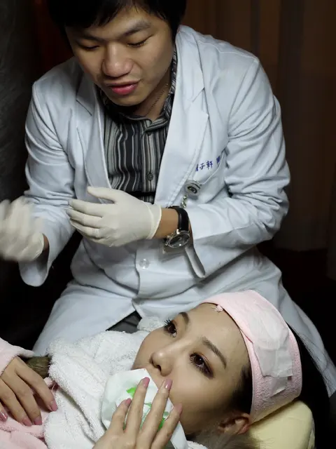 翁子軒醫師專業細心治療玻尿酸豐唇