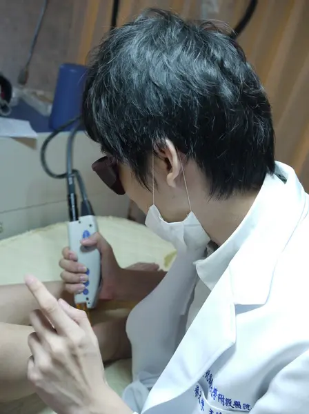 蔡之棟醫師親切仔細治療小腿雷射除毛